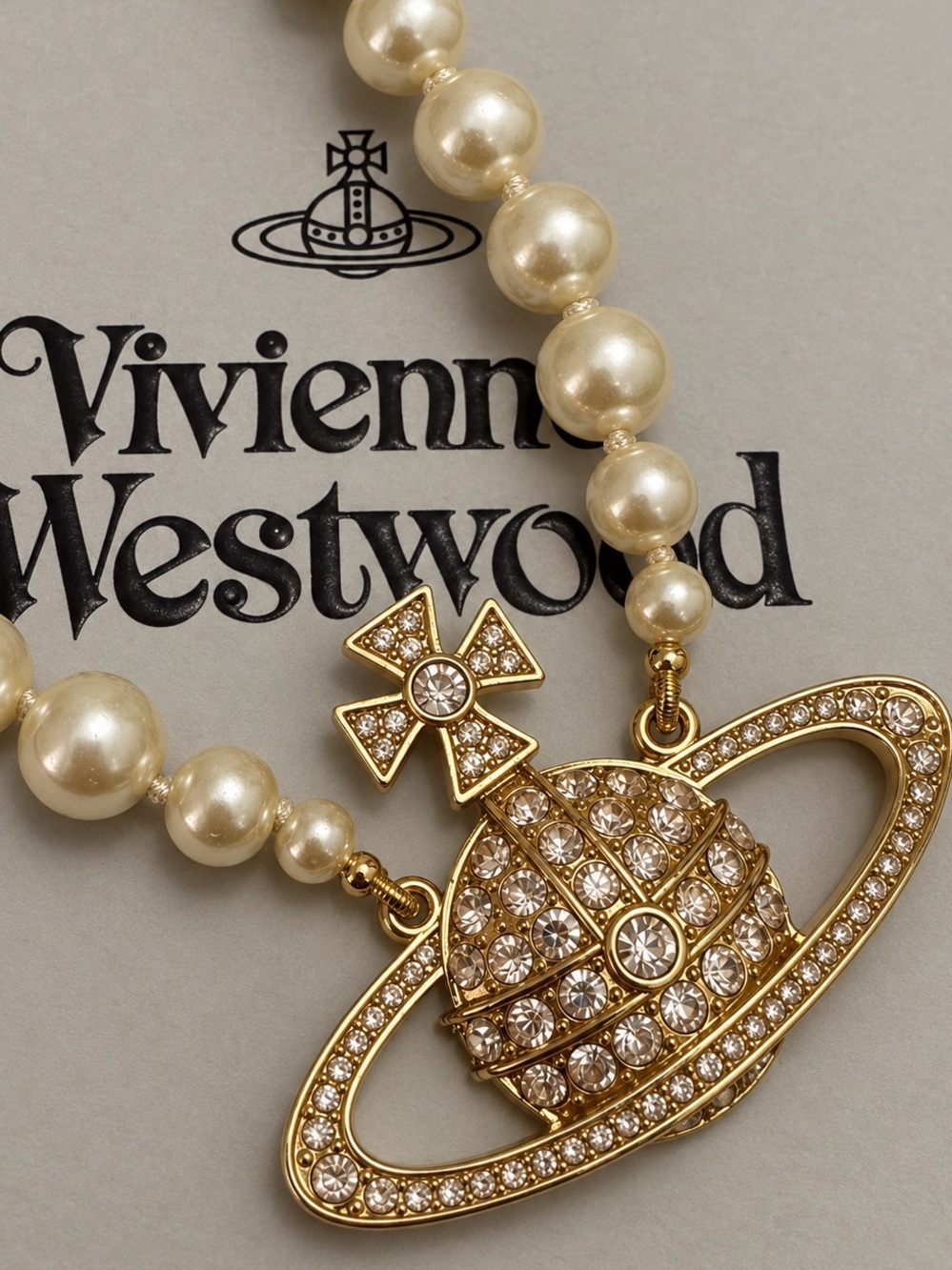 Vivienne Westwood One Row Pearl Bas Relief Choker โ Gold / Cream Pearl